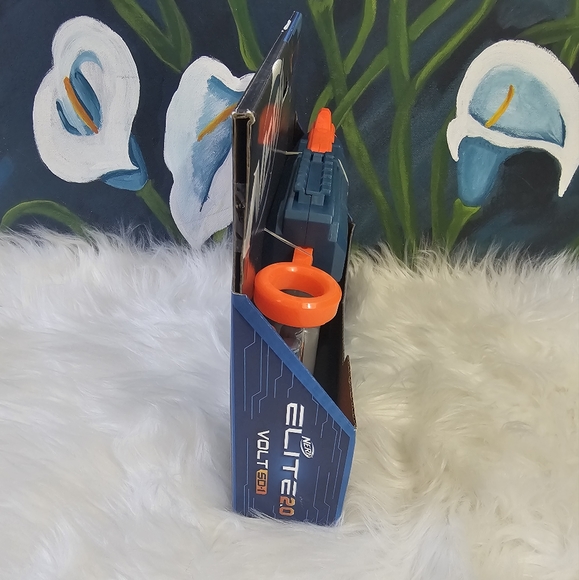Nerf Elite 2.0 volt dart gun with light beam targeting - Picture 3 of 4